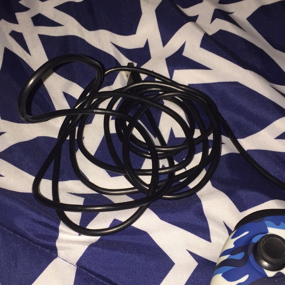 Xbox controller with cord - Picture 2 of 2